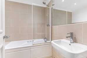 Shower, hair dryer, shampoo - Stunning Kensington Apartment with Private Garden (Greater London)