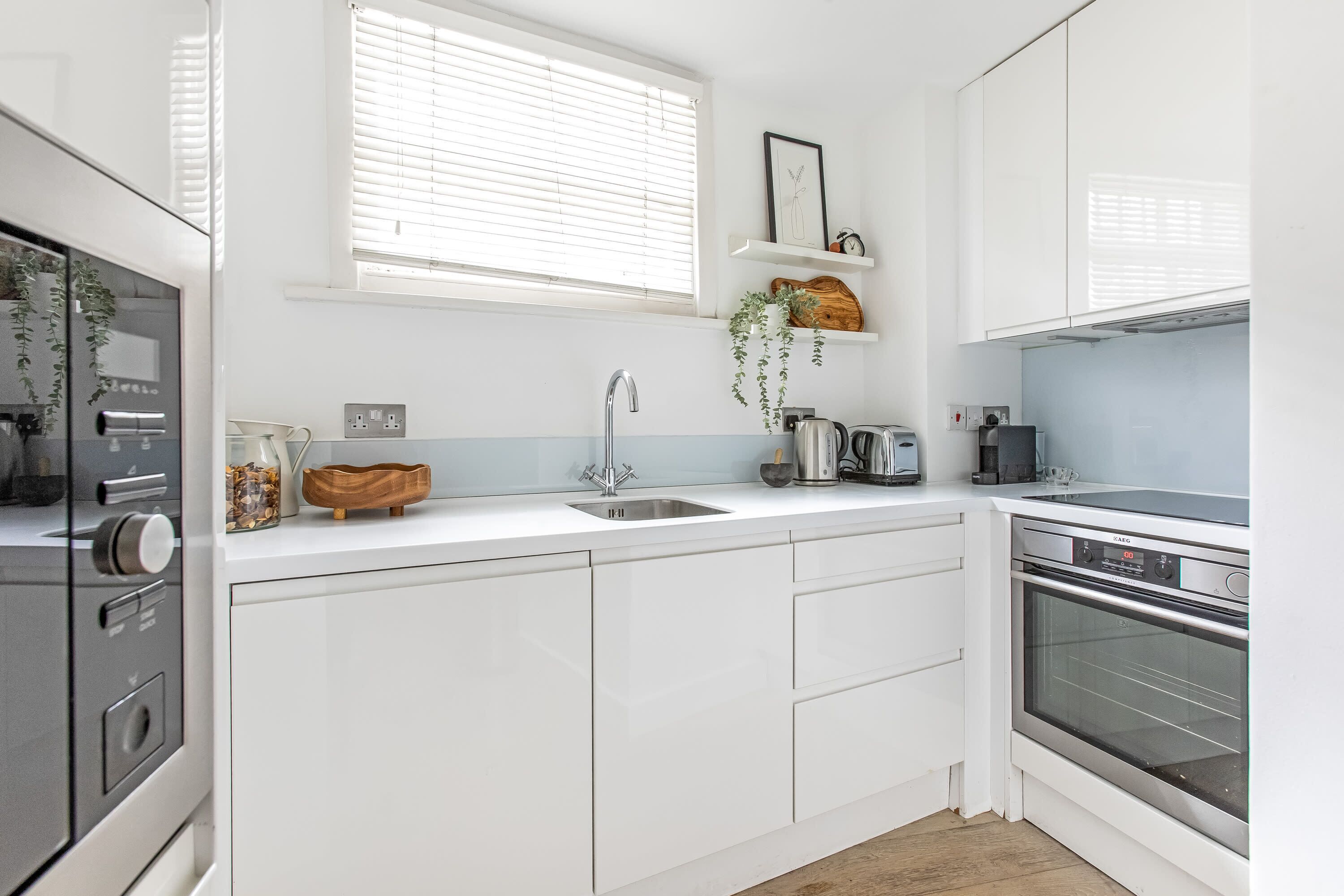 Fridge, microwave, oven, stovetop - Stunning Kensington Apartment with Private Garden (Greater London)