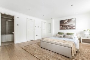 Iron/ironing board, travel cot, WiFi, bed sheets - Stunning Kensington Apartment with Private Garden (Greater London)