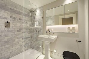 Dusche, Haartrockner, Shampoo