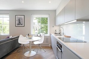 Microwave, oven, stovetop, dishwasher - Contemporary Open Plan in Trendy Notting Hill (Greater London)