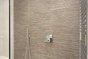 Shower, hair dryer, towels, shampoo - Contemporary Open Plan in Trendy Notting Hill (Greater London)