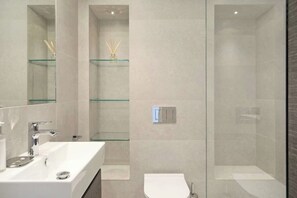 Doccia, asciugacapelli, asciugamani, shampoo
