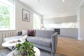 TV, fireplace, offices - Contemporary Open Plan in Trendy Notting Hill (Greater London)