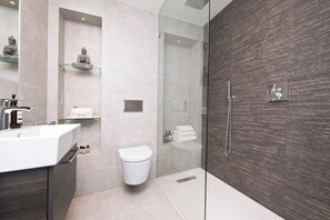 Doccia, asciugacapelli, asciugamani, shampoo