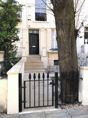 Exterior detail - Notting Hill | Beautiful Design | High Ceilings | (London)