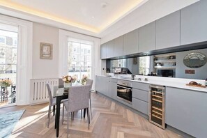 Fridge, oven, stovetop, dishwasher - Notting Hill | Beautiful Design | High Ceilings | (London)