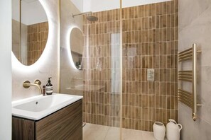 Shower, hair dryer, towels, shampoo - Notting Hill - Incredible Design (Greater London)