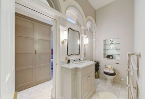 A bathroom with a large mirror, a sink, a toilet, and a shower area. - Air Con - Luxury Apartment - Hyde Park (Greater London)