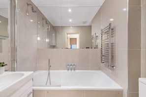 Shower, hair dryer, towels, shampoo - Notting Hill - Movie Location (London)