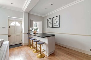 Interior - Notting Hill - Movie Location (London)
