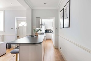 Fridge, microwave, oven, stovetop - Notting Hill - Movie Location (London)