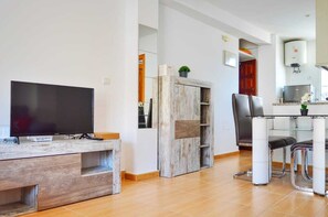 Dining - Sunny Studio in Nerja Center with Balcony close to Beach (Nerja)