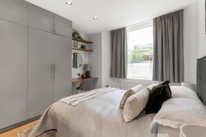 Iron/ironing board, WiFi, bed sheets - Large Notting Hill Flat with Garden (Greater London)