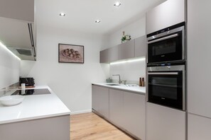 Fridge, microwave, oven, stovetop - Large Notting Hill Flat with Garden (Greater London)