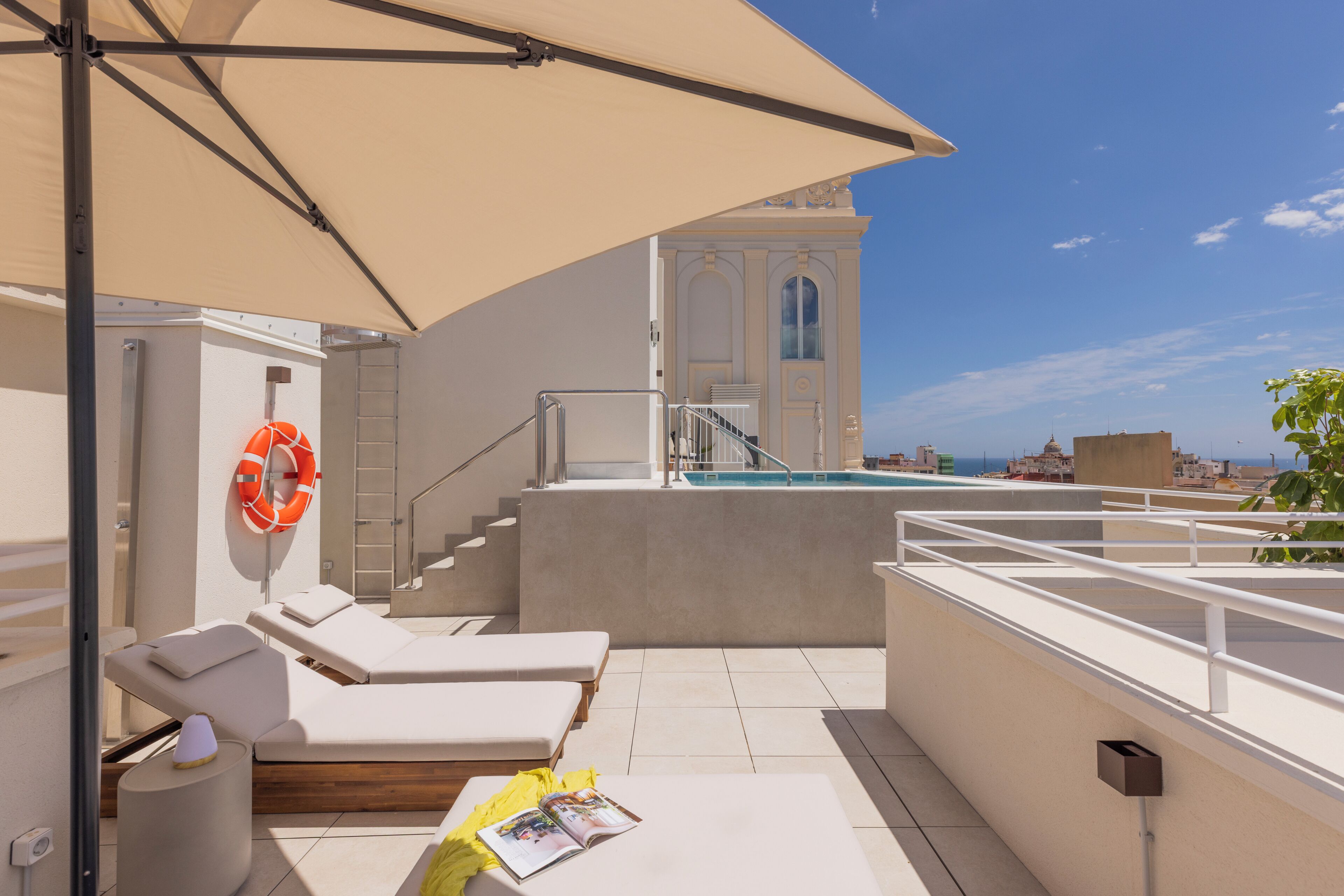 Una piscina al aire libre de temporada