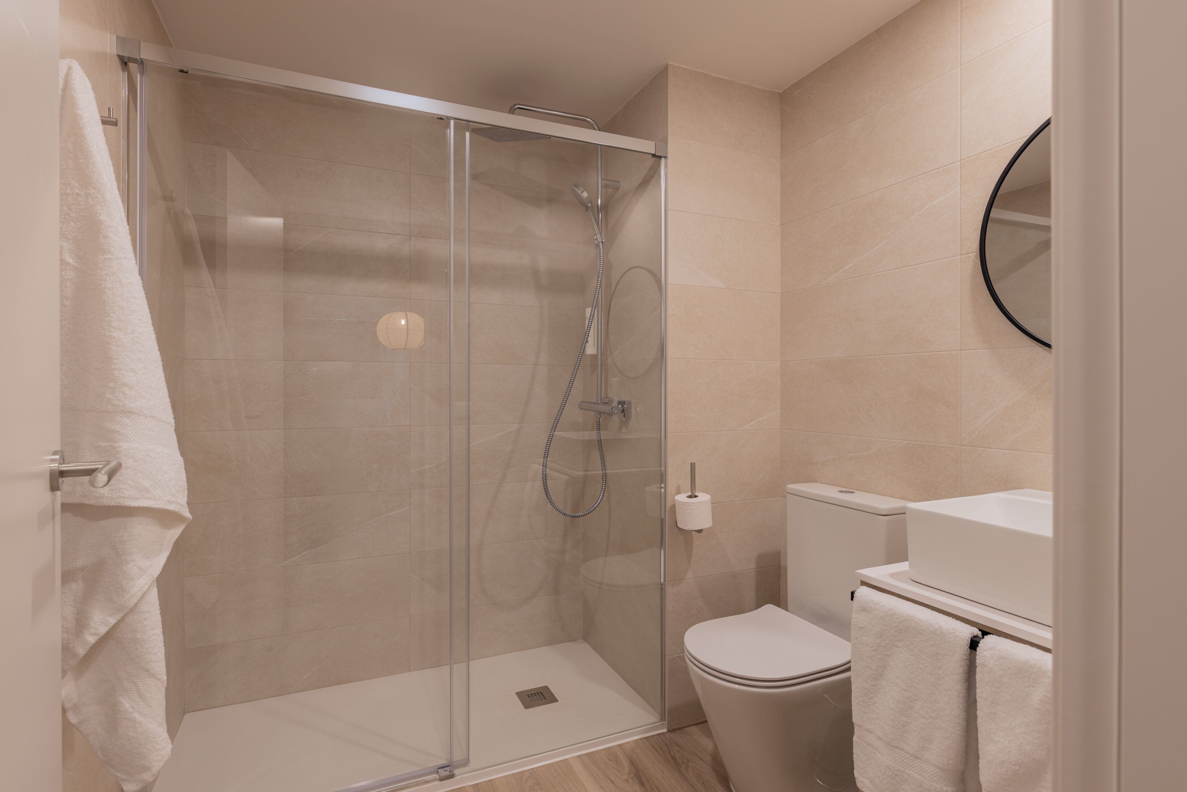 Estudio Triple | Badkamer | Een douche, een haardroger, handdoeken, zeep
