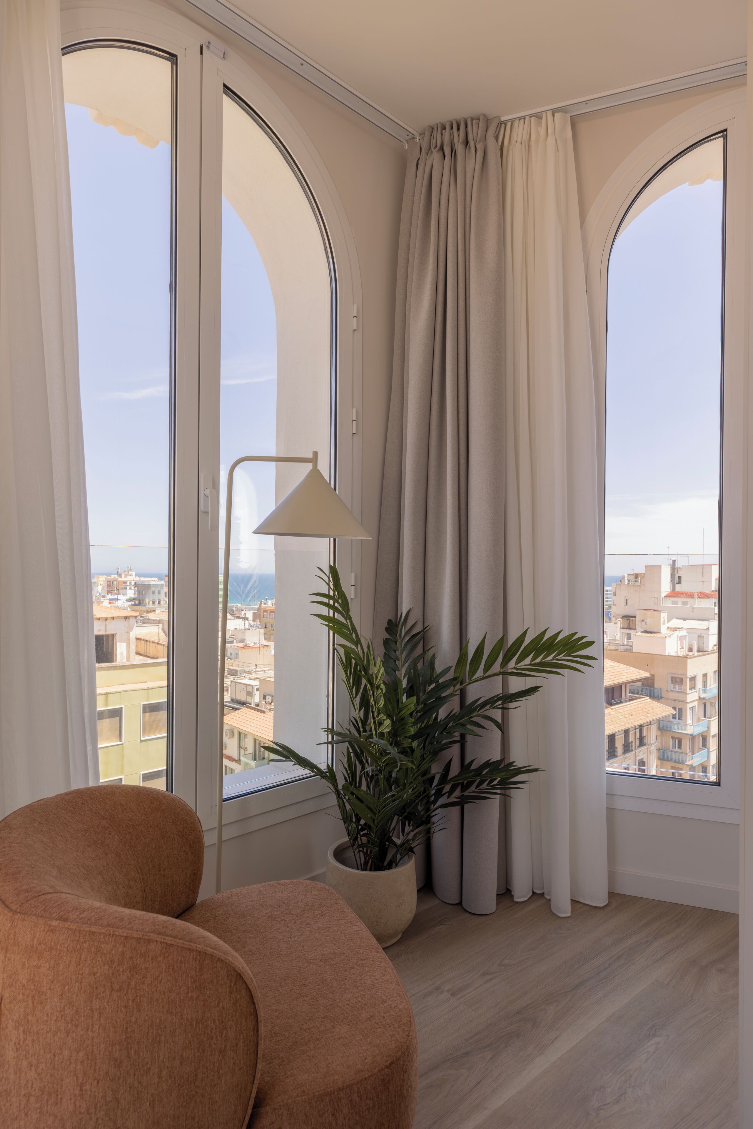 Dúplex 1 dormitorio con terraza | Área de sala de estar | Televisión de pantalla plana de 34 pulgadas con canales por cable 