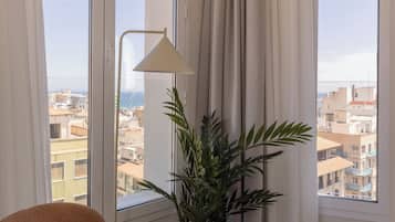 Dúplex 1 dormitorio con terraza | Living area | 34-inch flat-screen TV with cable channels