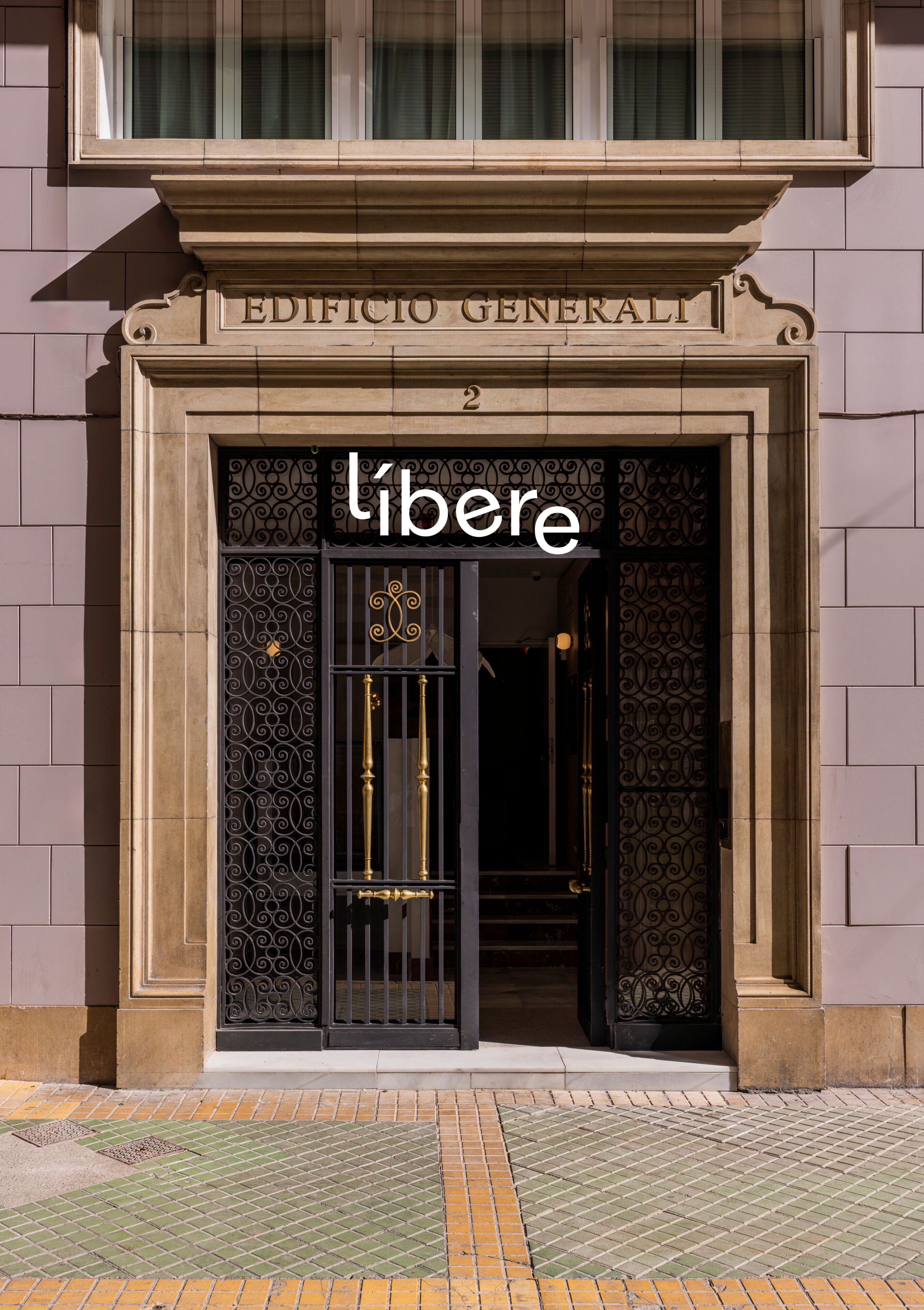A building entrance with the name 'EDIFICIO GENERALI' and the word 'libere' on the door.