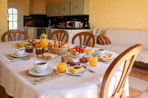 Dining - Pretty Provencal house in a quiet area 5 minutes walk from the sea in St Croix Martigues (Martigues)