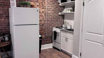 Cafetera y tetera, refrigerador, microondas y parrilla de estufa