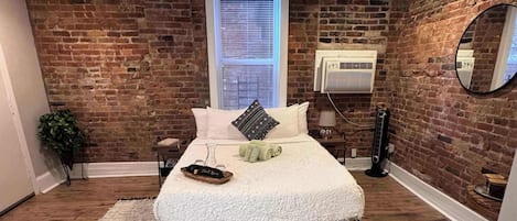 1 habitación, escritorio, tabla de planchar con plancha y wifi gratis