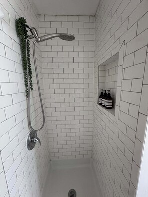 Dusche, Haartrockner, Handtücher, Shampoo
