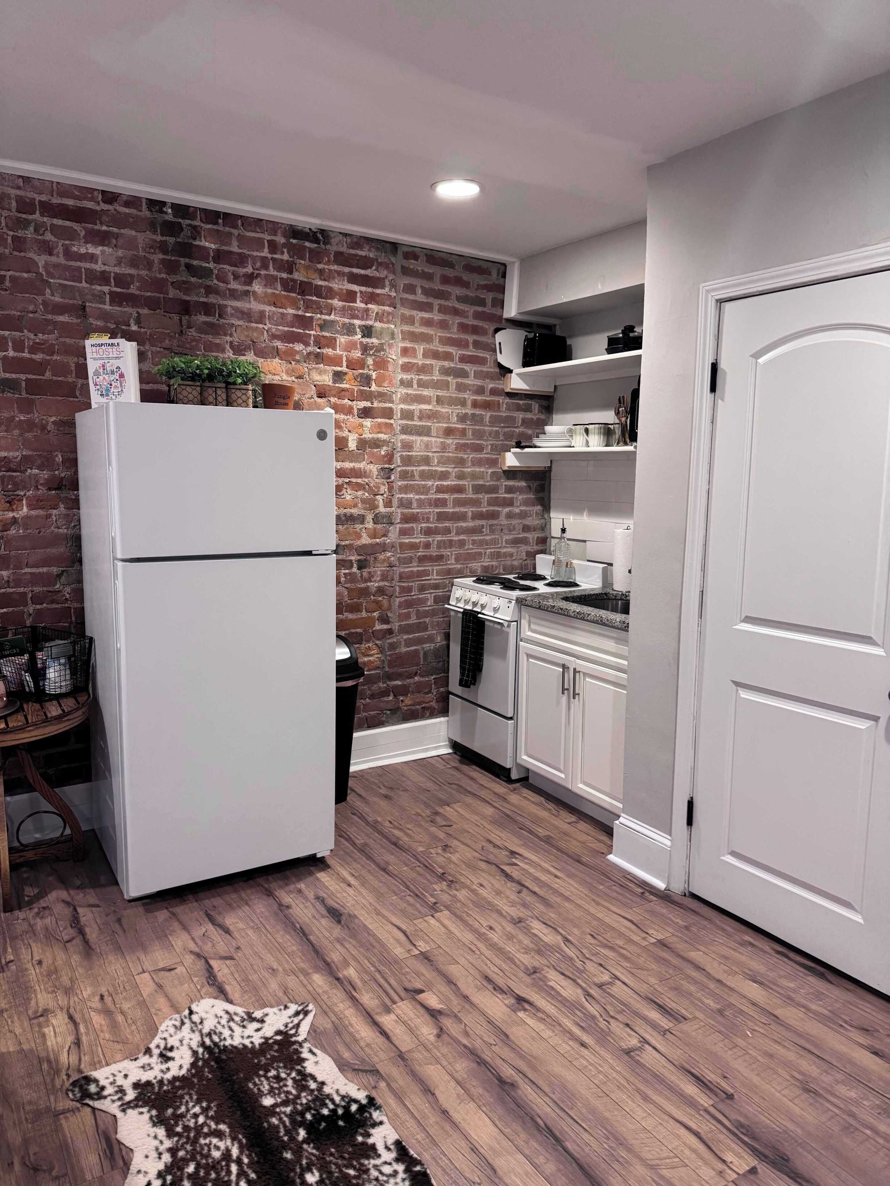 Cafetera y tetera, refrigerador, microondas y parrilla de estufa 