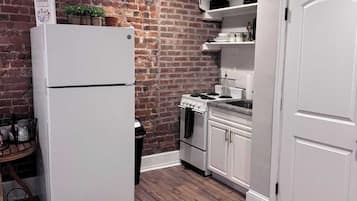 Cafetera y tetera, refrigerador, microondas y parrilla de estufa