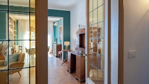 A room with a wooden cabinet, a chair, and a table. - Da Vinci - Flo Apartments (Florence)