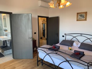 2 habitaciones, tabla de planchar con plancha, wifi y ropa de cama 
