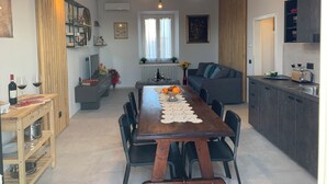 Un espacio habitable moderno con comedor, cocina y zona de estar.