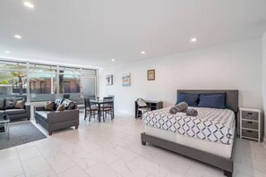 Tabla de planchar con plancha, wifi gratis y ropa de cama 