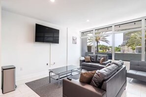 Smart TV - The Purple Pelican - Perfect 1-bedroom condo in Fort Lauderdale (Fort Lauderdale)