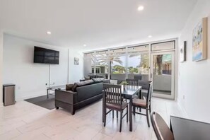 Smart TV - The Purple Pelican - Perfect 1-bedroom condo in Fort Lauderdale (Fort Lauderdale)