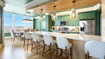 Condo, 3 Bedrooms | Private kitchen | Fridge, oven, coffee/tea maker, toaster