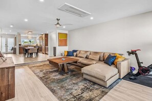 Condo, 2 habitaciones | Área de sala de estar | Smart TV 