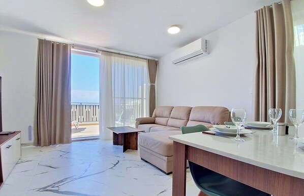 Interior - Modern Penthouse Retreat with Rooftop City Views (Il-Mellieħa)