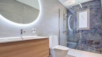 Shower, shampoo