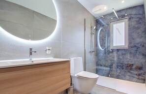 Shower, shampoo - Modern Penthouse Retreat with Rooftop City Views (Il-Mellieħa)