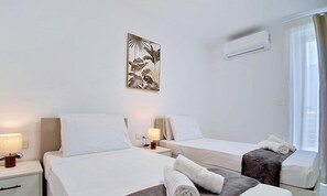 Tabla de planchar con plancha, wifi y ropa de cama 