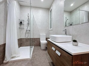 Douche, sèche-cheveux, shampoing
