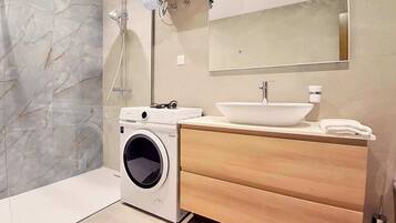Een douche, handdoeken, shampoo