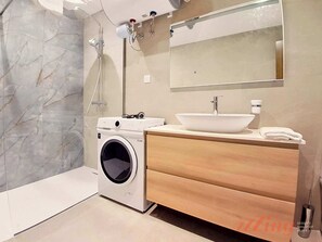 Dusche, Handtücher, Shampoo