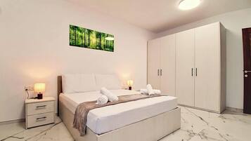 Iron/ironing board, WiFi, bed sheets