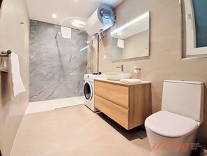 Chuveiro, toalhas de banho, shampoo 