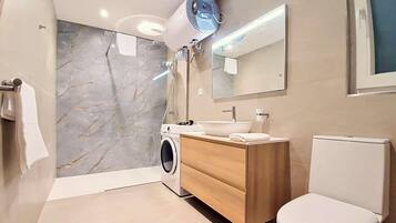 Shower, towels, shampoo