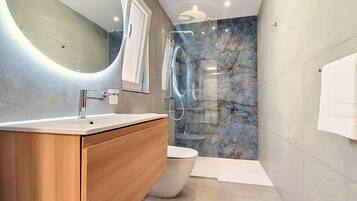 Shower, towels, shampoo
