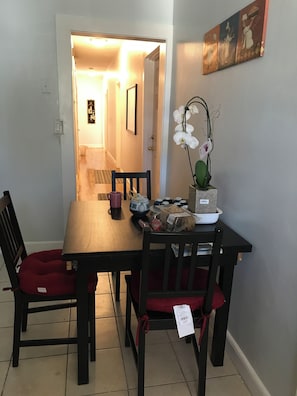 Dining - Spacious 4 bedroom apartment in adorable Boston with AC (Boston)